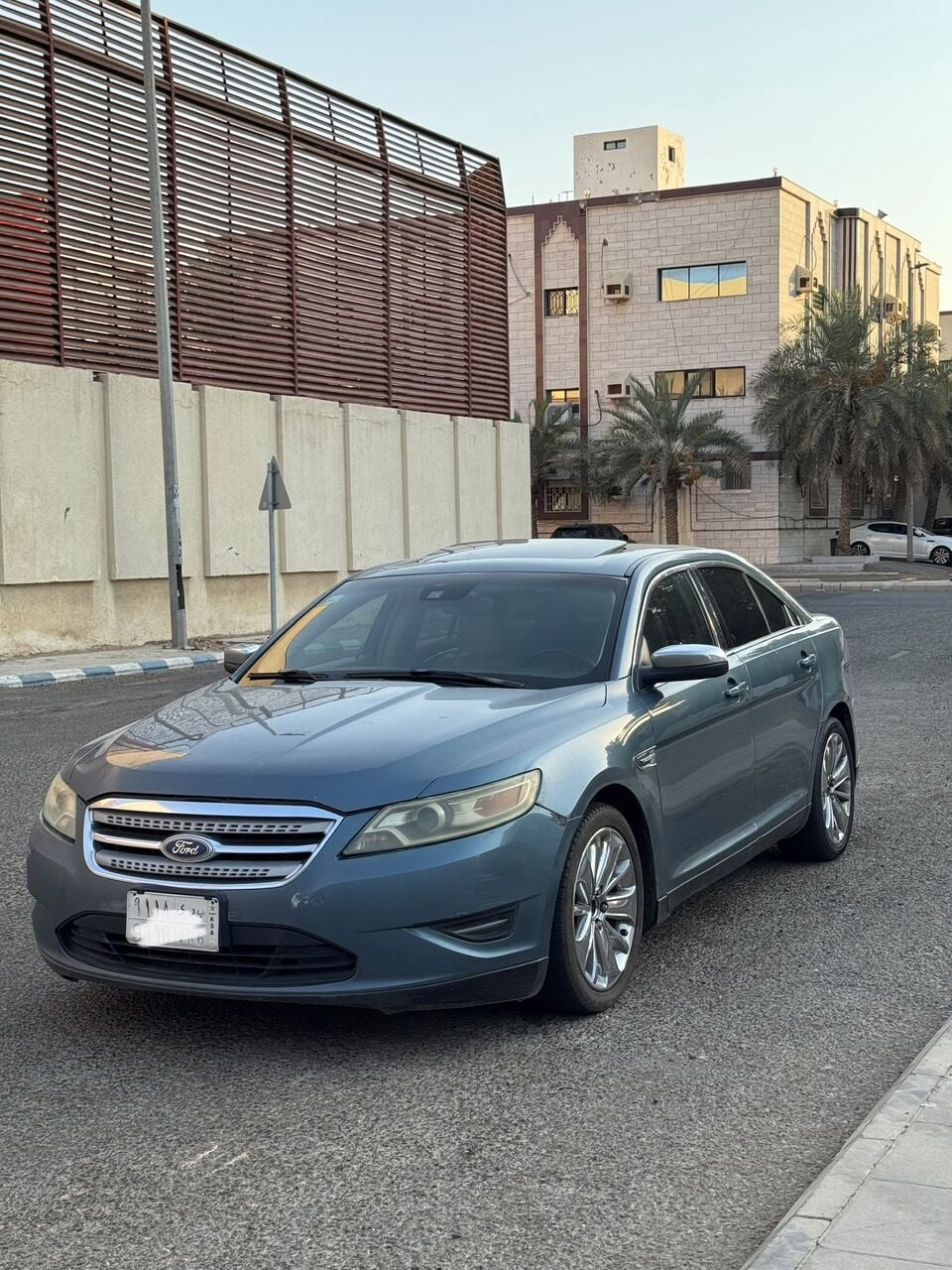 2010 Ford Taurus Limited V6- American Spec, Non-Accident History, Leather and Sunroof