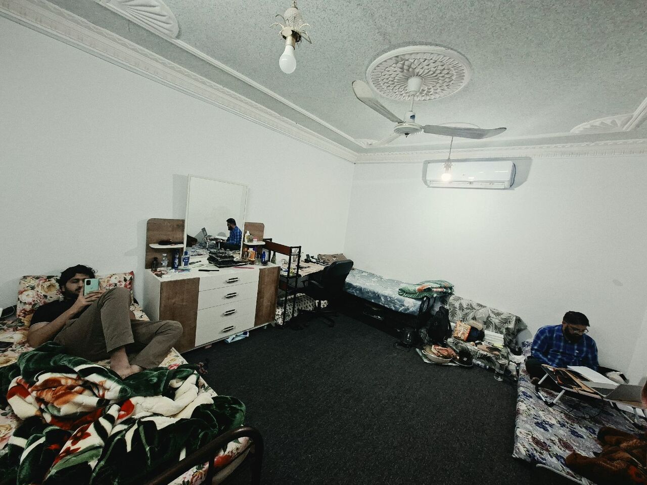 Comfortable Room for Rent in Prime Location Near Palestine Street, Jeddah