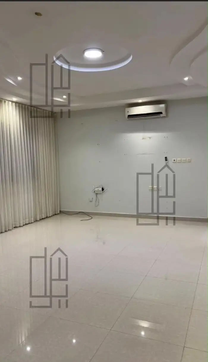 للإيجار دور أرضي من فيلا. الرياض حي الصحافة 78.000