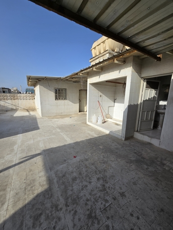 SAR 12000/year, 3 BR, Rooftop Unit For Rent
