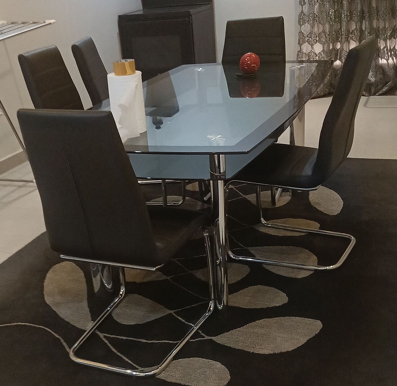 SAR 1700, Used Large Glass Dining Table in Riyadh