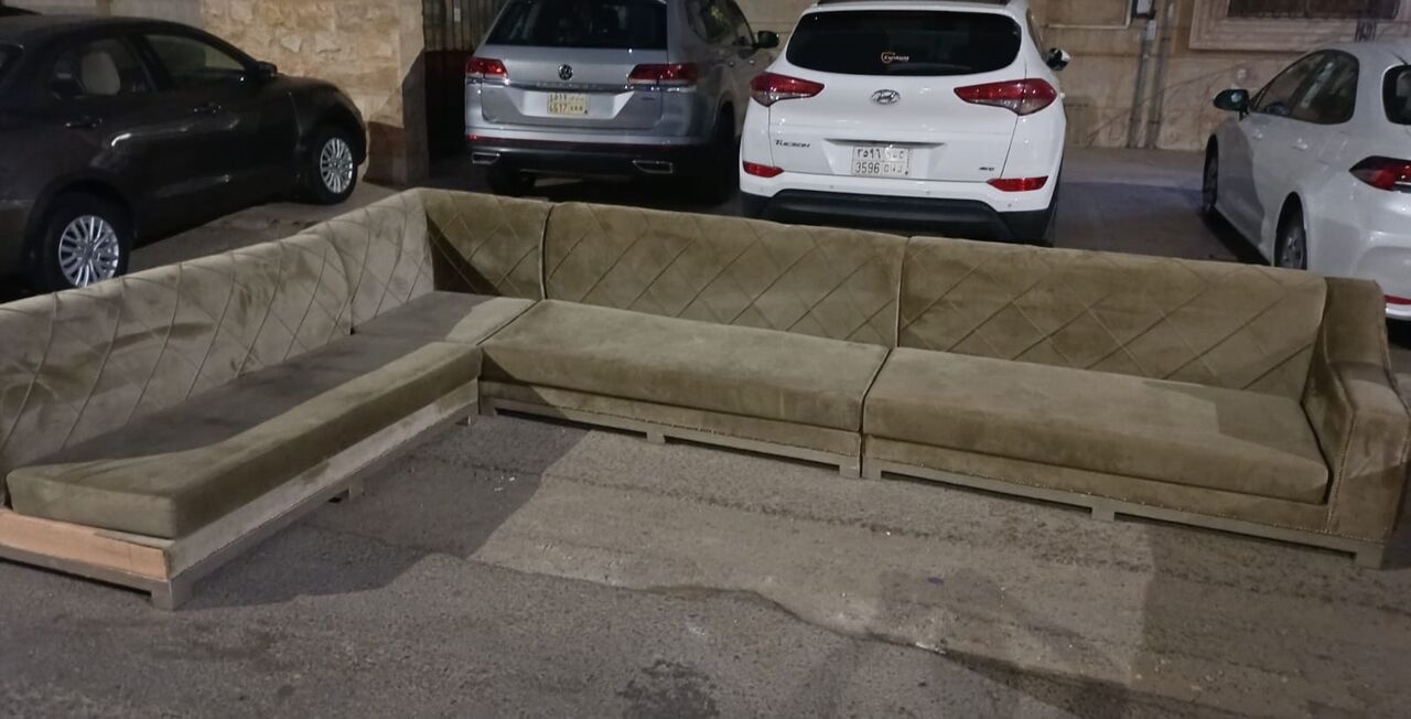 SAR 230, Good Condition Wooden Base Sofa in Jeddah