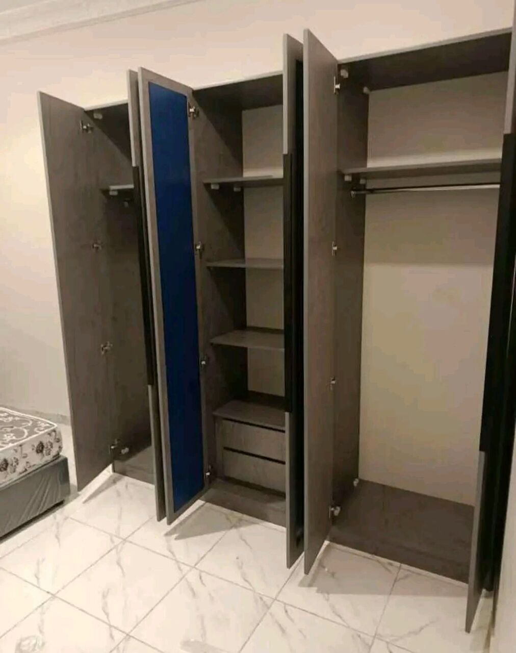SAR 5, Brand New Classic Durable Wardrobe