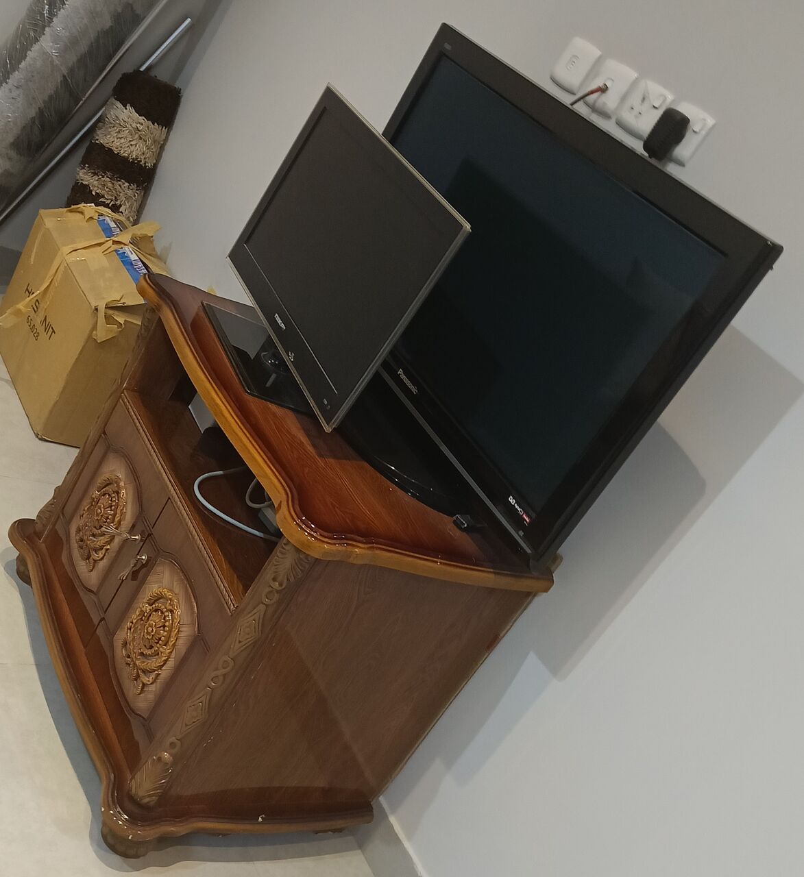 SAR 950, TV 2 Nos (32' And 42') And TV in Riyadh