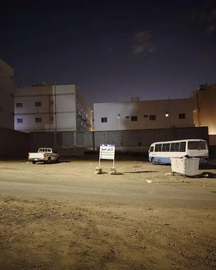 ارض في الرياض