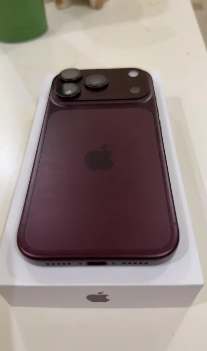 ايفون 18 برو عنابي