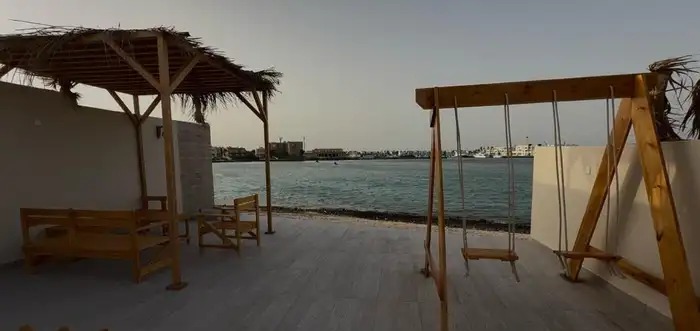 درة العروس كوخ مع مسبح على البحر للايجار اليومي