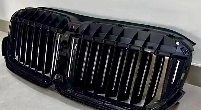 شبك بي ام دبليو الفئة السابعة g12 اسود في الرياض