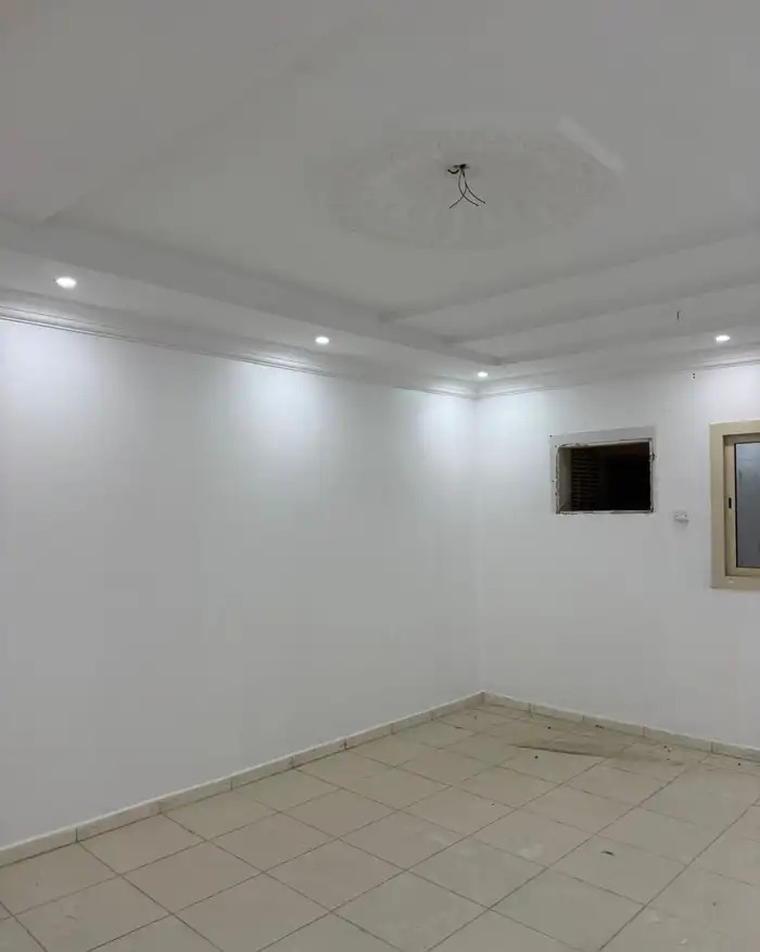 شقة ثلاث غرف بالدور الاول (فوق الأرضي)بالعزيزية
