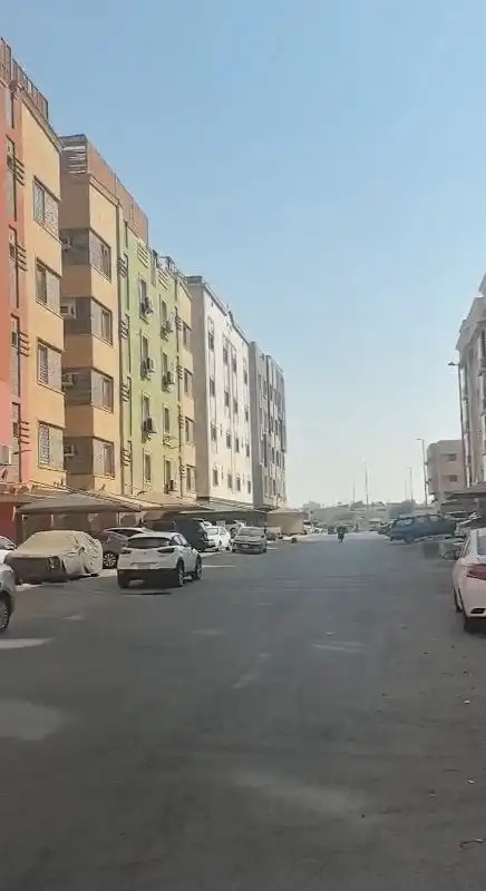 شقة نظيفة للإيجار بحي المروه 4غرف وصالة ب27 الف
