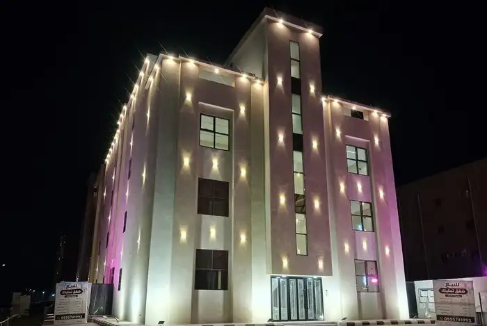 شقق بحوش خاص على شارعين من المالك