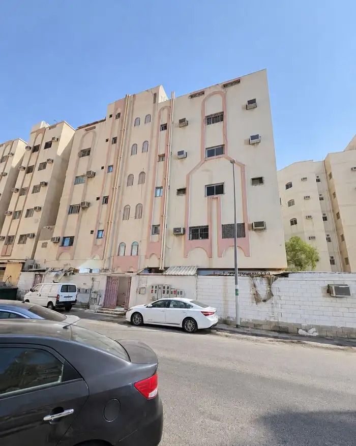 عمارة بالزاهر. ثلاث شقق وفيلا متوفر جميع الخدمات