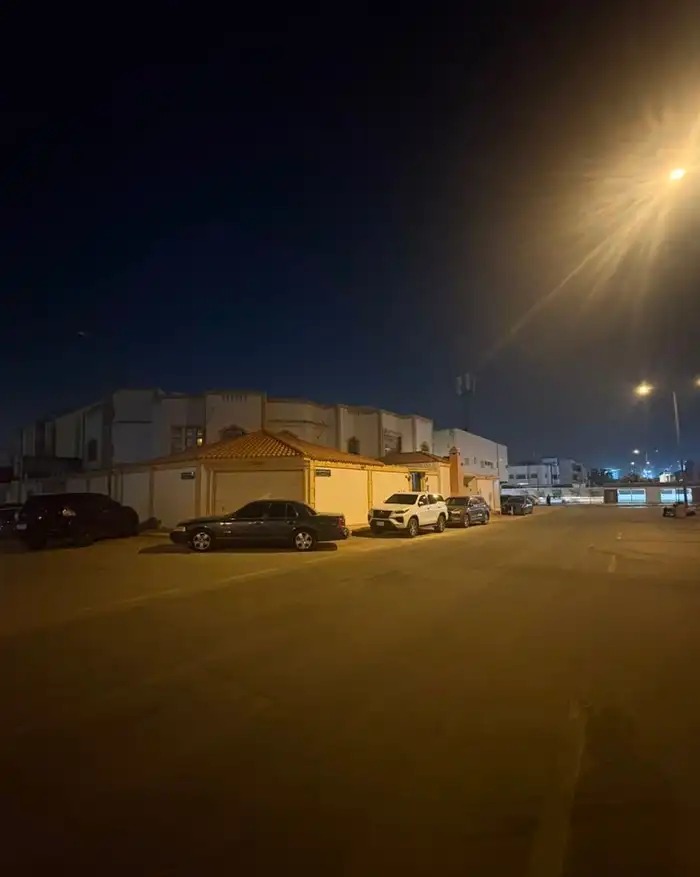 عمارة سكنية زاوية على شارع تجاري. الرياض حي العقيق