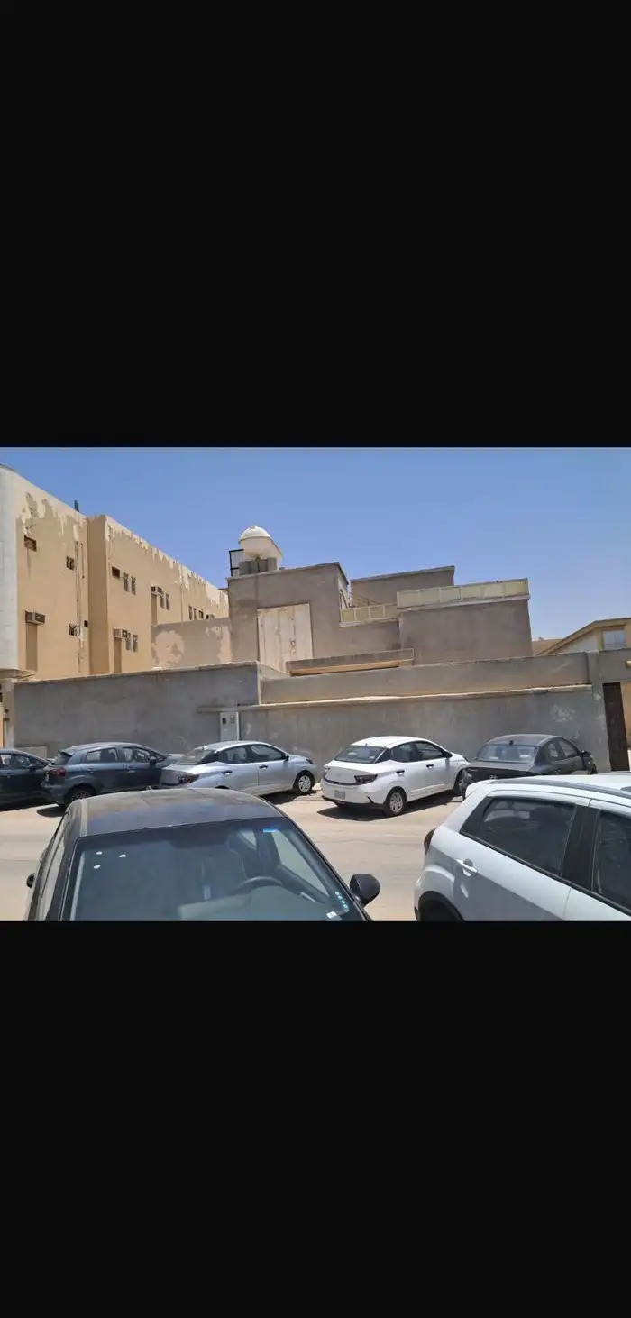 فيلا في وسط الرياض على شارعين حي الضبلط