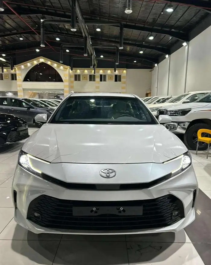كامري E هايبرد 2026 استاندر اللون الأبيض في الرياض