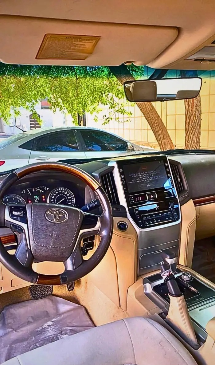 لاندكروزر V8- 2016 استخدام شخص واحد