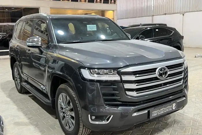 لاندكروزر VXR تيربو 2026 اصفار بطاقه داخلي احمر