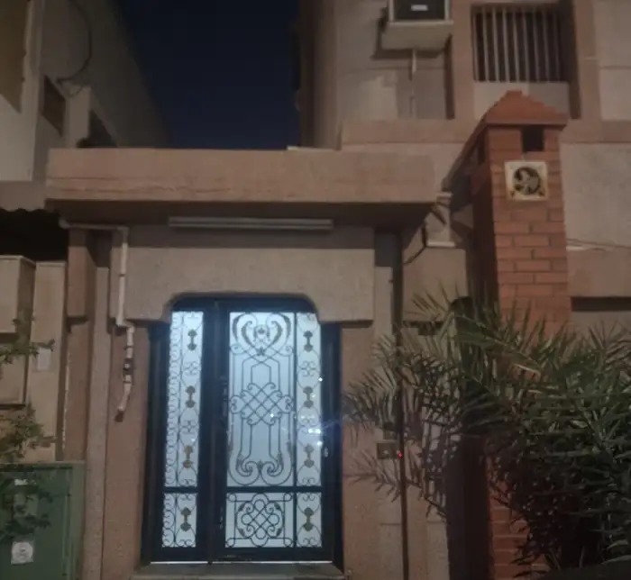للاجار شقة دور اول حي بدر ثلاث غرف وصالة في الرياض