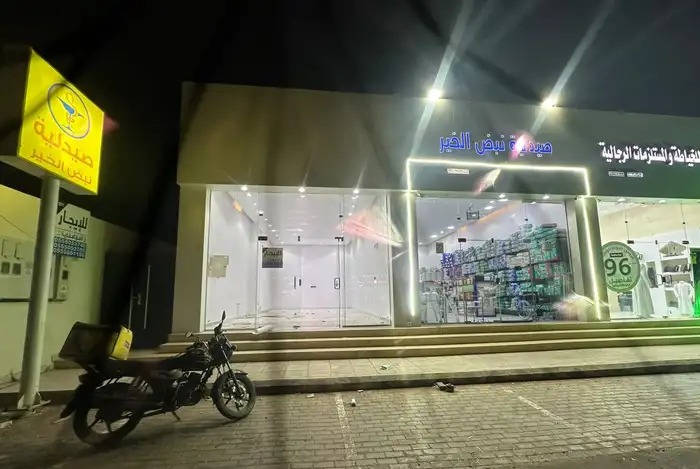 للايجار محل بحي المدائن على شارع الأبراج