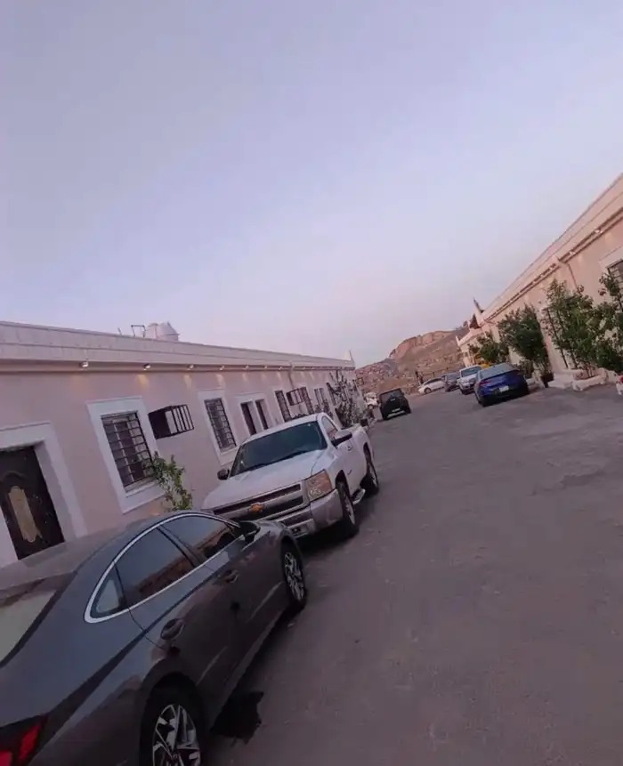 مجمع عزاب طريق المدينه العسكريه خلف مطعم السده