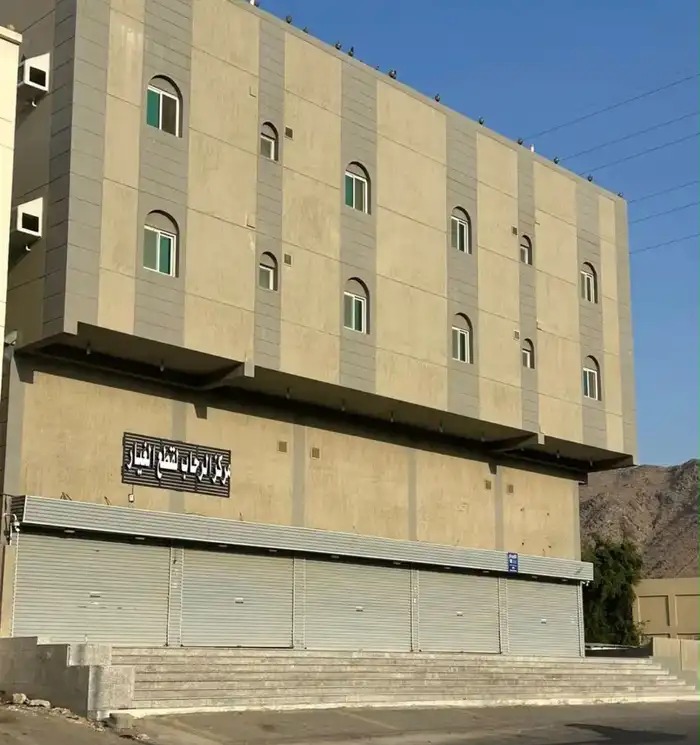محلات تجارية للإيجار وشقق للعرسان بشارع الحج