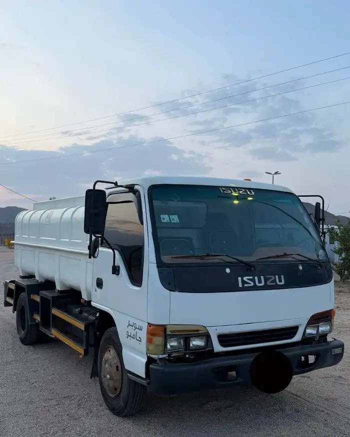 وايت إيسوزو صهريج مياه